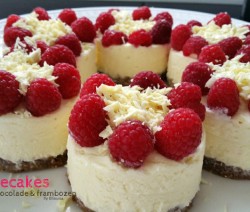 Mini cheesecakes met witte chocolade en frambozen