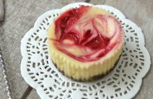 Mini-cheesecakes met frambozenswirl